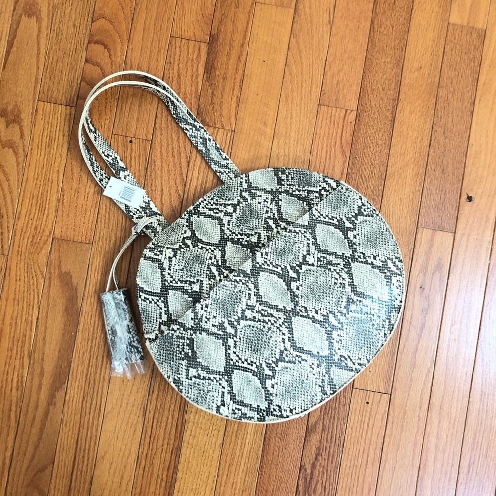 Belk Women’s Round Handbag NWT